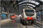 Milano Centrale, mit der FS E 402 112 im Vordergrund und den FS ETR 400 029  Frecciarossa 1000  im Hintergrund.