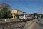 Am Schluss der Nachtzuges von Sizilien nach Milano schiebt die FS 402 176, die sich in Parma im sch�nsten Morgenlicht zeigt.