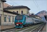 Der  Klassiker  aus Domodossola: ein Regionalzug wartet auf Gleis 1 auf die abfahrt nach Milano - in diesem Fall die FS Trenitalia E 464.048 mit einer Trenord Garnitur als RE nach Milano Centrale.