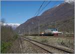 Die FS 652 075 hat mit ihrem Güterzug in Premosello-Chiovenda  von der  Novara-Strecke  (die im Vordergrund zu sehen ist) auf die Milano-Strecke gewechselt und fährt nun Richtung Arona.