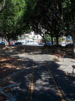 Catania Borgo am 17.07.2022: Hier liegen noch die alten Gleise....
Bis 1993 fuhr die Ferrovia Circumetnea (FCE) von Catania Borgo noch 3,8 km weiter bis Catania Porto (Hafen), bis 1999 noch bis Catania Corso Italia. Mit der Inbetriebsetzung 1999 der erste U-Bahn-Linie in Catania, die auch die FCE betreibt, ist in Catania Borgo Endstation. 

Die Ferrovia Circumetnea (FCE), ist eine regionale Nahverkehrsgesellschaft auf Sizilien, die eine 950 mm-Schmalspurbahn fast rund um den �tna betreibt. Nach der kompletten Stilllegung des ehemals ausgedehnten FS-Schmalspurbahnnetzes Siziliens ist sie die letzte verbliebene Schmalspurbahn auf der Insel. Mit einer Streckenl�nge von fast 111 km umrundet sie, zwischen Catania Borgo und Riposto, fast den kompletten 3.357 m hohen �tna. Leider l�sst der Fahrplan sehr zu w�nschen �brig, mal eben einmal rundherum fahren ist nicht so einfach. Zwischen Randazzo und Riposto finden nur wenige Zugfahrten am Tag statt. Zudem ruht sonntags der ganze Bahnbetrieb.