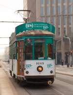 Der  Ventotto  1689 (ATM-Baureihe 1500) aus dem Jahre 1928 als Linie 5 (Ortica (Via Milesi) - Ospedale Niguarda) erreicht gerade am 28.12.2015 die Haltestelle Stazione Centrale Piazza Duca D'Aosta vor