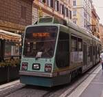 Tram 9018 kommt mir in einer engen Stra�e in Rom entgegen. 05.2025
