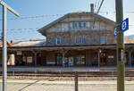 Der Bahnhof Bruneck / Brunico an der Pustertalbahn (im Osten Südtirols) am 27.03.2022.

Der Bahnhof befindet sich auf 828 m Höhe in Bruneck, dem Hauptort des Pustertals. Die etwas östlich gelegene Innenstadt ist vom nahe der Rienz gelegenen Bahnhof schnell erreichbar.
