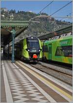 Auch wenn vom Bahnhof von Taormina nicht viel zu sehen ist, vermittelt auch dieses Bild mit Blick auf Bahnsteig und Bahnsteigdach die Schönheit dieser Bijou. 
Auf Glies 1 steht der RE 5384 von Siracusa nach Messina, auf Gleis 2 bildet der Gegenzug den passenden Hintergrund.

10. März 2026 

