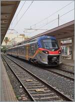 Ein weiterer FS Trenitalia  POP  ETR 104, der ETR 104 008, doch das Bild soll auch etwas vom Bahnhof von Palermo Centrale vermitteln, wie zum Beispiel die Bahnsteigdächer und als Kontrast die