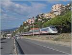 Der von je einer E 414 an der Spitze und am Schluss gef�hrt, erreicht der FS Trenitalia IC 631 von Ventimiglia nach Milano bei Borgio Verezzi in K�rze seinen n�chsten Halt Finale Ligure.