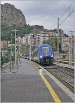 Ein FS Trenitalia HTR 412  Blues  ist als R 5361 von Messina nach Palermo unterwegs und erreicht Cefalù.