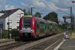 CFL 2221, mit noch fast intakten Farbkleid, kommt von Esch Alzette �ber Petange in die Haltestelle Lamadelaine eingefahren. 08.08.2024 
Ab dem 12.08. fahren die auf dieser Strecke weiter �ber Esch Alzette bis Bettemburg
