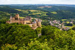Ein BahnSuchBild: Blick auf die Burg Bourscheid (Burscheid) rechts unten der zu Burscheid geh�rende Ort Michelau am 15. Juni 2013. Eine CFL 3000er, die CFL 3006, f�hrt mit 3 Personenwagen aus Richtung Kautenbach kommend durch Michelau in Richtung Ettelbr�ck bzw. Luxemburg.

Burg Bourscheid ist Luxemburgs gr��te Burg und ein beeindruckendes Bauwerk mit charakteristischen Rundt�rmen, gelegen auf einem Felssporn 150 m �ber der Sauer. Die Burg wurde wahrscheinlich im 10. Jahrhundert erbaut, im 14. und 15. Jahrhundert vergr��ert und erhielt dann die von sechs gotischen T�rmen flankierte Festungsmauer. 