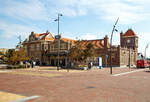 
Der kleine aber sehr schmucke Bahnhof Zandvoort aan Zee am 31.03.2018 von der Straßenseite. Der Bahnhof ist ein zweigleisiger Kopfbahnhof.