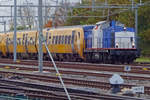 Volker rail 203-5 rangiert mit z-gestellte Triebzüge in Nijmegen am 13 November 2019.