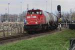 Kurzguterzug mit 6411 verl�sst am 8 April 2021 Venlo.