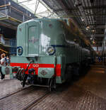Die Elektrolokomotive NS 1201 der NS-Baureihe 1200 am 24 Juni 2025 im Het Spoorwegmuseum (bis 2005 NSM - Nederlands Spoorwegmuseum / Niederländischen Eisenbahnmuseum) in Utrecht im ehemaligen Bahnhof Maliebaan. Ein Eisenbahnmuseum das zum Verweilen einlädt.

Die Lok wurde 1951 von Werkspoor in Utrecht unter der Fabriknummer 928 gebaut (Baldwin-Lizenz) und an die NS - Nederlandse Spoorwegen (Niederländischen Staatsbahnen, heute Niederländische Eisenbahnen AG) geliefert. Wobei die Entwicklung und Konstruktion, sowie auch einige Teile, von Baldwin Locomotive Works in Philadelphia (USA) stammt. Auch die Entwicklung der Elektrotechnik stammt aus den Vereinigten Staaten und zwar von Westinghouse Electric Corporation (Monroeville), diese wurde von Heemaf in Hengelo (Westinghouse-Lizenz) geliefert.

Die Baureihe 1200 der Niederländischen Eisenbahnen (NS) ist eine sechsachsige Elektrolokomotivbaureihe aus den Jahren 1951 bis 1953. Die Lokomotiven waren bis 1998 bei der NS im Einsatz.

Die Nase war der erste Teil dieser unglaublich starken und robusten Lokomotive, der ins Auge fiel. Sie sollte dem Lokführer bei Kollisionen einen besseren Schutz bieten. Diese Lokomotiven wurden in den Niederlanden nach einem amerikanischen Design und mit einigen amerikanischen Teilen gebaut, die teilweise durch amerikanische Dollar über den Marshall-Plan finanziert wurden. Die NS nutzte diese Lokomotiven, um sowohl Personenzüge als auch Güterzüge zu ziehen. Ihre wichtigste Aufgabe war es Schnellzüge zu ziehen. Als sich die NS 1995 trennte, wurden alle 1200er Jahre an NS Cargo übertragen und begannen im Güterverkehr zu arbeiten. 

Nach Ende des Zweiten Weltkrieges gab es großen Fahrzeugmangel bei der NS. Da man keine Erfahrungen mit dem Bau elektrischer Lokomotiven hatte, kaufte man Lokomotiven bei verschiedenen Lieferanten. Die bei Baldwin konstruierten Lokomotiven wurden bei Werkspoor in Utrecht gefertigt. Die bei Westinghouse entwickelte Elektrotechnik wurde von Heemaf in Hengelo geliefert. Von den ursprünglich 75 georderten Lokomotiven wurden nur 25 ausgeliefert. Der amerikanische Einfluss ist an den hochliegenden Führerständen und den großen, dem Schutz des Lokführers dienenden Vorbauten erkennbar. Am 30. November 1950 wurden 25 Loks bestellt, am 27. September 1951 konnte die erste Probefahrt stattfinden. Am 9. Februar 1952 wurde die 1201 offiziell in Dienst gestellt, der Preis pro Lok betrug 765.000 NFL (ca. 347.000 Euro).

Die Loks hatten sechs Motoren des Typs TM94. Die ersten 14 Lokomotiven waren türkis lackiert, danach setzte sich wegen des sichtbaren Abriebs der Stromabnehmer eine rotbraune Farbgebung durch. Ab 1954 erhielten alle Loks eine blaue Farbgebung, 1971 erhielt die erste Lok die neuen NS-Hausfarben grau/gelb, 1983 war auch die letzte Lok entsprechend umlackiert. Am 30. März 1998 endete der planmäßige Einsatz bei der NS.

Fünf weitere Lokomotiven (1214, 1215, 1218, 1221, 1225) wurden 1999 an die ACTS Nederland BV verkauft. Diese vermietete 2010 drei Lokomotiven (1214, 1215, 1225) an die Eisenbahngesellschaft Euro-Express Treincharter (EETC). Von der wurden sie bis April 2015 unter anderem vor den Nachtzügen Niederlande–Österreich zwischen Amsterdam und Venlo eingesetzt. Fünf Maschinen (1201, 1202, 1211, 1218, 1221) sind als Museumslokomotiven erhalten. NS 1211 ist Botschafterlok im Bahnpark Augsburg. Leihgeber ist das Eisenbahnmuseum Utrecht.

TECHNISCHE DATEN:
Hersteller mech.: Werkspoor (in Lizenz von Baldwin)
Hersteller Elektrik: Heemaf (in Lizenz von Westinghouse)
Baujahre: 1950 bis 1953
Ausmusterung bei NS: bis 1998 
Gebaute Anzahl: 25
Nummerierung: NS 1201 bis 1225
Spurweite: 1.435 mm (Normalspur)
Achsfolge: Co’Co’ 
Länge über Puffer: 18.086 mm
Höhe: 4.064 mm
Treibraddurchmesser: 1.100 mm (neu)
Dienstgewicht: 108 t
Antriebsmotoren: 6 Stück Heemaf vom Typ TM 94
Getriebeübersetzung: 20 : 71
Höchstgeschwindigkeit: 130 km/h (Planmäßig) / 150 km/h (technisch möglich)
Stundenleistung: 6 x 392 kW = 2.350 kW
Dauerleistung: 6 x 367 kW = 2.200 kW
Anfahrzugkraft: 195 kN
Dauerzugkraft: 164 kN bei 80 km/h / 64,7 kN bei 123 km/h
Stromsystem: 1,5 kV DC (=)
Kleister befahrbarer Gleisbogen: R 100 m