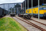 Hinter der ex NS Sik 311 der zweiachsige Kupplungswagen (Koppelwagen) ex 40 84 9441 532-1 NL-RFF (Rotterdam Rail Feeding), ex 30 84 9820 501-9 NL-NS, ex NS 61844, der Gattung U741, am 24 Juni 2025 im Het Spoorwegmuseum (bis 2005 NSM - Nederlands Spoorwegmuseum / Niederl�ndischen Eisenbahnmuseum) in Utrecht im ehemaligen Bahnhof Maliebaan. Links daneben steht noch der Kupplungswagen 40 84 944 1 974-5.

Diese Adapter- oder Kupplungswagen sind n�tig, wenn man mit einer Lok mit Puffern und Schraubkupplung Triebwagen und -z�ge mit Scharfenberger-Kupplung rangieren oder abschleppen muss. 

Nach dem Umbau (ca. 1970) aus Flachwagen erhielt der Wagen an einem Wagenende eine h�henverstellbaren Scharfenberger-Kupplung und wurde in Hoek van Holland stationiert. Die Kupplungsh�he ist von 610 mm �ber Schienenoberkante bis 1.070 mm verstellbar, sodass er an alle Stromlinienfahrzeuge gekoppelt werden kann. Am anderen Wagenende behielt er die Puffer und Schraubkupplung, so kann er an diese Seite an eine Lok gekuppelt werden. An der Unterseite des Fahrgestells sind au�erdem l�ngs 15 Stahlschienen f�r zus�tzlichen Ballast angebracht. An drei Ecken wurden Rangiertritte und Eckpfosten mit Griffen angebracht.

Auff�llig ist (nach meiner Sichtung), dass der Wagen keine eigenen Bremsen hat. Er hat aber durchg�ngige Bremsluftleitungen, so dass die abzuschleppende Triebz�ge von der Lok mit der erforderlichen Druckluft f�r die Bremsen versorgt werden konnten. Wobei hier der Sik 311 (Rangierlok) wohl nicht eine ausreichende Luftmenge liefern kann, da der rein mechanisch gebremst wird und keinen Kompressor besitzt.

TECHNISCHE DATEN:
Spurweite: 1.435 mm (Normalspur)
Anzahl der Achsen: 2
L�nge �ber Puffer: 9.550 mm
Achsabstand: 5.000 mm
Ladefl�che: 
Leergewicht: 9.000 kg
Max. Zuladung: 0 kg (Nur als Kupplungswagen verwendbar)
H�chstgeschwindigkeit: 80 km/h
