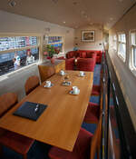 Innenraum/Interieur des Salonwagen Königin Beatrix Sr 10, NL-NS 61 84 89-70 003-8, vom königlichen Zug „Koninklijke Trein“ (Hofzug) am 24.