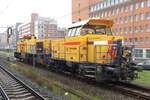 Am regnerischen 19 Februar 2023 wird Strukton 704 von einer G1206 durch s'-Hertogenbosch geschleppt.