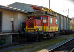 Der X 534 Turmtriebwagen X 20.641 (99 81 9431 016-0 A-StH / X 534 067-4) der Stern & Hafferl Verkehrsgesellschaft m.b.H., ex �BB X 534.067-4, ist am 04 April 2025 im Bahnhof Vorchdorf-Eggenberg