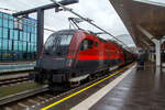 Der Taurus II ÖBB 1116 211 (A-ÖBB 91 81 1116 211-4) “Spirit of Munich” am 11.09.2022, mit dem ÖBB Railjet nach Wien Flughafen im Hauptbahnhof Salzburg.