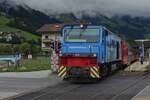 Diesellok D 16 der Zillertalbahn zieht ihren Zug aus dem Kreuzungsbahnhof Ramsau im Zillertal in Richtung Mayrhofen. Ab hier bis Mayrhofen verl�uft die Strecke Eingleisig. 19.08.2024                     Schmalspurlok D75 BB-SE, gebaut von der Gmeinder Lokomotivenfabrik, Achsformel B’B‘, Spurweite 760 mm, L�nge 14.640 m, Breite 2,45 m, H�he 3.650 m, Max km/h 80 km, Motor von Caterpillar. (Wikipedia)