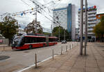 OBUS 349 (S 868 TB) der Salzburg AG ein Solaris Gelenktrolleybus vom Typ Solaris Trollino III 18 AC MetroStyle (Baujahr 2016 unter Fabriknummer 15555) am 10.09.2022 vor dem Hbf Salzburg.