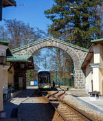 Der Triebwagen 502, ein dreiteiliger vierachsiger Zweirichtungs-Niederflur-Gelenktriebwagen vom Typ Bombardier „Mountainrunner“ hat am 04 April 2025 als Linie 50 (der Linz Linien GmbH) die Bergstation P�stlingberg (519 m �.M.) erreicht. Die P�stlingbergbahn wurde auf 900 mm umgespurt und ist seit 2009 mit dem �brigen Netz der Stra�enbahn Linz verkn�pft, aber f�r die Linie braucht man ein separates Ticket.  

Die P�stlingbergbahn wird, wie das gesamte Stra�enbahnnetz, von der Linz Linien GmbH betrieben und gilt, mit einer maximalen Steigung von 116 ‰, als eine der steilsten Adh�sionsbahnen der Welt. Seit 1898 beeindruckt die Linzer P�stlingbergbahn G�ste aus aller Welt mit ihrer au�ergew�hnlichen und idyllischen Streckenf�hrung.
