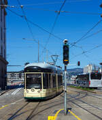 Der Triebwagen 502, ein dreiteiliger vierachsiger Zweirichtungs-Niederflur-Gelenktriebwagen vom Typ Bombardier „Mountainrunner“ erreicht am 04 April 2025 als Linie 50 „P�stlingberg“ (der Linz Linien GmbH), die Tal-Endstation Linz Hauptplatz und f�hrt anschie�end wieder hinauf zun P�stlingberg (519 m �.M). 

Die P�stlingbergbahn wurde auf 900 mm umgespurt und ist seit 2009 mit dem �brigen Netz der Stra�enbahn Linz verkn�pft, aber f�r die Linie braucht man ein separates Ticket.  