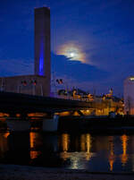 Salzburg by Night und Vollmond: Blick von Station Salzburg M�lln-Altstadt in Richtung Hauptbahnhof, links die Eisenbahnbr�cke �ber die Salzach (der Bahnstrecke Salzburg - Rosenheim - �BB 300) , hier am 13 Januar 2025.