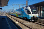 Der sechsteilige elektrische Doppelstocktriebzug Stadler Kiss³ 4010 131 / 4010 631 (93 85 4010 031-1 CH-WSTBA bis 93 85 4010 631-8 CH-WSTBA) erreichen am 03. April 2025 den Bahnhof Attnang-Puchheim.

Die österreichische Westbahn nahm am 11. Dezember 2011 sieben sechsteilige Einheiten einer Fernverkehrsvariante (adaptiert für 200 km/h, größerer Sitzabstand) von Stadler KISS in Betrieb. Dann folgten 2017 noch ein weiterer sechsteiliger (4010 008) und vierteilige (4110 009 – 017) Triebzüge. Alle diese 17 KISS 1 und 2 Garnituren wurden 2021 an die Deutsche Bahn verkauft, die sie nun als IC 2 einsetzt. Wobei die Stadler KISS 200 (IC 2) aktuell von der DB AG im Gebrauchtzugportal Personenverkehr zum kauf angeboten werden.

Als Ersatz für die 17 Kiss 1 und 2 wurden 15 neue sechsteilige Züge (4010 018-032) wiederum bei Stadler Rail bestellt, welche baugleich mit der 2017 gelieferten Garnitur (4010 008) ausgeführt wurden und jeweils über 526 Sitzplätze verfügen. Alle Radsätze der Endwagen sind angetrieben, die Mittelwagen sind antriebslos. Alle KISS der WESTbahn sind in der Schweiz (als 93 85 4010 xxx-x CH-WSTBA) eingestellt.

Mit dem Stadler KISS³ wurde ein neues Klassensystem bei der WESTbahn eingeführt: First - 1. Klasse (Leitfarbe gelb), Comfort - 2+Klasse (Leitfarbe petrol) und Standard - 2. Klasse (Leitfarbe orange) angeboten. In der Comfort-Klasse und in der First ist ein Upgrade zu zahlen, das eine Reservierung beinhaltet. Die Comfort-Klasse steht Inhaberinnen und Inhabern eines Klimatickets ohne Aufpreis zur Verfügung.

Die neuen Doppelstock-Triebzüge sind je 150 Meter lang. Der Komfort entspricht in allen Wagen dem Standard der First-Klasse und im Endwagen 600, auf Grund der 2+1-Bestuhlung der Plus-Klasse. Durch die druckertüchtigte Ausführung, einer neu integrierten Brandmeldeanlage und einem weiteren Drehgestell-Upgrade wird der Komfort weiter gesteigert und der Streckenerweiterung nach Deutschland und eventuell auch in die Schweiz steht nichts im Wege. Alle Mittelwagen sind mit einem modernen Bistro ausgerüstet, wo sich die Reisenden verpflegen können. Ebenfalls stehen in allen Mittelwagen getrennte Toiletten (Damen/Herren) und im Mittelwagen 400 ein PRM-WC zur Verfügung. Während der Fahrt wird den Fahrgästen durch die mitfahrenden Stewards ein umfassender Rundum-Service geboten. Die Züge erreichen eine Höchstgeschwindigkeit von 200 km/h. Die Auslieferung der neuen Fahrzeuge an die WESTbahn fand 2021 statt.

Technische Merkmale
Technik
Leichtbau Wagenkästen in Aluminium Integralbauweise nach den neusten Normen für Kollisionssicherheit (EN 15227) und Wagenkastenfestigkeit (EN 12663)
Luftgefederte Trieb- und Laufdrehgestelle
Brandmeldeanlage in allen Bereichen
Upgrade auf ETCS BL3

Komfort
Klimatisierung für Fahrgasträume und Führerstand mit Frischluft über Lochdecke und Flächenheizsystem:
Heller, passagierfreundlicher Innenraum mit individueller Gestaltungsmöglichkeit
Bistros in den Mittelwagen
Zwölf druckertüchtigte Einstiegstüren pro Seite für schnellen Fahrgastwechsel
Behindertenfreundliches, geschlossenes WC-System
WLAN für Fahrgäste in allen Fahrgasträumen
Reservierungssystem

Zuverlässigkeit / Verfügbarkeit / Wartbarkeit / Sicherheit
Redundante Antriebsausrüstung bestehend aus acht Antriebssträngen mit wassergekühlten IGBT-Stromrichtern
Fahrzeugleittechnik mit Zugbus und Diagnoserechner (CAN-open Bus)
Übersichtlichkeit der Fahrgasträume zur Lenkung der Passagiere, Gewährleistung von Sicherheit

Zulassungen
Die Triebzüge sind für Österreich, die Schweiz und Deutschland zugelassen.

TECHNISCHE DATEN der KISS³:
Einsatzgebiet: Intercity Wien-Salzburg (teilweise bis Stuttgart bzw. Insbruck)
Anzahl: 15 sechsteilige Triebzüge
Inbetriebnahme: 2021
Spurweite: 1.435 mm (Normalspur)
Achsformel: Bo’Bo’+2’2’+2’2’+2’2’+2’2’+Bo’Bo’
Länge über Kupplung: 150.000 mm
Fahrzeugbreite: 2.800 mm
Fahrzeughöhe: 4.595 mm
Achsstand im Drehgestell: 2.500 mm (Trieb- und Laufdrehgestell)
Trieb- und Laufraddurchmesser: 920 mm (neu)
Dauerleistung am Rad: 4.000 kW
Max. Leistung am Rad: 6.000 kW
Anfahrzugskraft (bis 68 km/h): 320 kN
Anfahrbeschleunigung: 0.85 m/s²
Höchstgeschwindigkeit 200 km/h
Sitzplätze: 526, davon 34 in First, 106 in Comfort und 368 Standart
Klappsitze: 13
Stehplätze: 758
Stromsystem: 15 kV AC, 16.7 Hz
Fußbodenhöhe: Niederflur am Einstieg 570 mm, Unterdeck 440 mm, Oberdeck 2.515 mm
Einstiegsbreite: 1.400 mm
Bremse: O-R-A-E-Mg (D)
