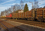 Vierachsiger Holztransportwagen (Drehgestellflachwagen mit Rungen und Stirnw�nden) 31 81 3523 474-4 A-RCW, der Gattung Rnoos-uz, der Rail Cargo Austria (zur �BB), beladen mit Fichten-Rundholz, am