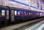 Der �BB Nightjet 2.Klasse Sitzwagen, A-�BB 73 81 21-91 183-3 der Gattung Bmz, eingereiht in den �BB-Nightjet NJ 40425 von Br�ssel Midi nach Wien Hbf, am 14 Januar 2025 im Hauptbahnhof Salzburg.