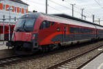 Der ÖBB-Railjet-Steuerwagen (Business Class/First Class quiet zone bzw. 1.Klasse+/1.Klasse ruhezone) A-ÖBB 73 81 80-90 742-5 Afmpz am 14 Januar 2025 im Bahnhof Attnang-Puchheim, eingereiht in den ÖBB-railjet RJ 640 von Flughafen Wien nach Salzburg. Ein Railjet der 1. Generation.

Der Wagenkasten ist eine Schweißkonstruktion aus Profilen und Blechen (Differentialbauweise). Die Einzelteile sind mehrheitlich aus Baustahl und ferritischem rostfreien Stahl hergestellt.

Der Untergestell-Rahmen ist eine Schweißkonstruktion, bestehend aus gewalzten Stahlprofilen, Abkantprofilen und Stahlblechteilen. Der Untergestell-Rahmen bildet mit den Seitenwänden, dem Dach und den Stirnwänden eine tragende Einheit. Ein Wellblech an der Unterseite dieser Konstruktion schließt das Untergestell ab. An den beiden Wagenenden befinden sich die Kopfstücke für die Aufnahme der Kurzkupplung, sowie der Zug- und Stoßeinrichtung beim Afmpz-Steuerwagen und beim Bmpnz-Endwagen                   

Fahrwerk          
Die Drehgestellfamilie SF400, luftgefederte Laufdrehgestelle, wurde für den Einsatz in lokbespannten Reisezügen im Wendezugbetrieb entwickelt. Optimales Laufverhalten im Hinblick auf Stabilität, Komfort und Entgleisungssicherheit sowie hohe Zuverlässigkeit und niedrige Betriebskosten sind Merkmale dieses Drehgestelltyps. Das gegenständliche Drehgestell SF400 ÖBB-railjet ist ein Drehgestell mit drei Bremsscheiben, Magnetschienenbremse (außer Afmpz am WE 2) und ist lauf- und bremstechnisch abgestimmt auf eine max. Betriebsgeschwindigkeit von 230 km/h.                      

Das Drehgestell besteht aus den folgenden Hauptkomponenten:
- Drehgestellrahmen
- Laufradsatz, Radsatzlager, Radsatzführung/Primärfeder
- Luftfedersystem, Querfeder, Drehdämpfer, Wankstabilisator
- Längsmitnahme, Querspielbegrenzung, Drehzapfen
- Scheibenbremse, Parkbremse (Federspeicherbremse), MG-Bremse
- Zugsicherung (Antennen, nur Steuerwagen Afmpz)
- Sandung (nur Steuerwagen Afmpz), Spurkranzschmierung
(nur Steuerwagen Afmpz)
- Druckluftverrohrung, Verkabelung, Erdungskontakt

TECHNISCHE DATEN (Afmpz): 
Spurweite 1.435 mm (Normalspur)
Länge über Puffer: 26.500 mm
Drehzapfenabstand: 19.000 mm 
Achsabstand im Drehgestell: 2.500 mm 
Raddurchmesser: 920 mm (neu) / 860 mm (abgenutzt)
Drehgestell: SF400
Wagenhöhe über SO: 4.050 mm
Wagenbreite: 2.825 mm
Fußbodenhöhe Abteil über SO: 1.250 mm
Lichte Weite Einstieg: 2 x 850 mm
Lichte Weite Übergang: 1.100 mm
Bremsanlage: 3 Scheiben pro Achse + Mg
Max. Betriebsgeschwindigkeit: 230 km/h, die lauftechnische
Geschwindigkeit beträgt 250 km/h
Min. Kurvenradius: 150 m
Eigengewicht: 56 t
Sitzplätze: 27 (16 Premium Class, 11 First Class)
Toiletten: 1
Küche: 1