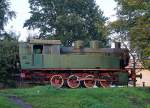 DAMPFLOKOMOTIVEN IN POLEN
Schilderlose Dampflok als Denkmal. Die Aufnahme ist am 21. August 2014 vor dem Bahnhofsgeb�ude KRAKOW PLASZOW entstanden. 
Foto: Walter Ruetsch 