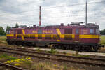 Aus einem Zug heraus, sechsachsige 201Eo 003 (91 51 5 150 055-9 PL-RAILP) der Rail Polska Sp. z o.o., ex ONCF E 1016, steht am 25 Juni 2017 bei Kołodziejewo.

1975/76 wurden 23 Lokomotiven der Bauart vom Typ Pafawag 201Eg nach Marokko exportiert. Die klimatischen Verh�ltnisse verlangen einige Anpassungen. Der Lokomotivkasten wurde aus rostfreiem Stahl hergestellt, zudem war er wegen gr��erem Lichtraumprofil auch gr��er ausgef�hrt. Bei der staatliche marokkanische Bahn (ONCF - Office National des Chemins de Fer) wurden sie als Baureihe E 1000 (1001-1023) eingereiht. 

Von diesen Loks gelangten 11 St�ck ab 2003 wieder zur�ck nach Polen. Die ehemaligen Marokko-Loks erkennt man au�er an dem gr��eren Lokkasten auch an der anderen Nummerierung (UIC 5 150 anstelle der 3 davor), die sechs Lokomotiven an Rail Polska wurden als 201Eo-001 bis 006 bezeichnet.

TECHNISCHE DATEN der ONCF Loks:
Gebaute St�ckzahl: 23
Baujahre: 1975/76
Spurweite: 1.435 mm
Achsfolge: Co’Co’
L�nge �ber Puffer:19.240 mm
Drehzapfenabstand: 10.300 mm
Achsabstand im Drehgestell: 2x 1.750 mm (3.500 mm)
Triebraddurchmesser: 1.250 mm
Dienstgewicht: 120 t
Fahrmotoren 6 St�ck vom Typ EE541b
Stundenleistung: 3.120 kW
Dauerleistung: 3.000 kW
Anfahrzugkraft: 412 kN
Dauerzugkraft: 212 kN
H�chstgeschwindigkeit: 125 km/h
�bersetzung: 1 : 4,3889
Stromsystem: 3 kV DC (=)
Bremsanlage: Oerlikon
