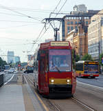 
Straßenbahn Warschau (Tramwaje Warszawskie): Der Museumstriebwagen 1006, ein Konstal 105Na am 25.06.2017 als Linia Turystyczna (Touristenlinie) und Pianotram.