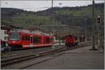 Das Schmalspur- und Noramlspurbahnnetz der CJ ber�hren sich nicht, trotzdem sind hier in Glovelier ein Schmalspur GTW und der Normalspur Tm 232 182-7 der CJ zu sehen.