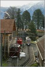 Der Blick auf den bergw�rts fahrende Rochers de Naye Zug ergibt auch die Gelegenheit einen fl�chten Blick ins Dep�t zu werfen.