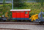 Der zweiachsige MGB X 4908 Schneepflug /Spurpflug „Andermatt“ der Matterhorn-Gotthard Bahn (ex FO, Baujahr 1991?) ist am 07 September 2021 beim Bahnhof Hospental abgestellt, aufgenommen