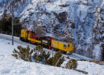 Der RhB (Rh�tische Bahn) Xmf 6/6 24401, ex 92020, ein Fahrleitungsturmwagen vom Typ Plasser & Theurer MTW 100.160 f�hrt am 20.02.2017 vom Bahnhof Alp Gr�m (2.091 m �.