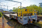 Der vierachsige Drehgestell-Tiefbett-Flachwagen als Dienstgüterwagen MOB X 775 der Montreux-Berner Oberland-Bahn, ex RhB Sbk-v 7705, abgestellt am 26.05.2023 in Vevey.