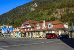 Das Empfangsgebäude vom Bahnhof Interlaken Ost am 02.10.2011, vom Vorplatz gesehen.