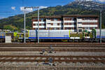 Vierachsiger BLS Hilfswagen (für den Lötschberg-Basistunnel) Xas 99 85 9377 506 - 2 CH-BLSN der BLS Netz AG am 08.09.2021 beim Bahnhof Frutigen (aufgenommen aus einem Zug heraus).