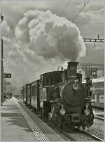 Die SBB Brünigbahnlok HG 3/3 1068 verlässt mit ihrem Extrazug Meiringen in Richtung Brünig Hasliberg. Die HG 3/3 1068 wurde von der SLM 1926 gebaut und war die letzte an die SBB gelieferte Dampflok.

23. Aug. 2025