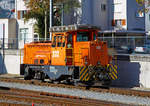 Die RhB Gm 3/3 - 232 steht am 01.11.2019 Beim Bahnhof Chur.

Die Gm 3/3 ist eine dreiachsige dieselelektrische Rangierlokomotive der Rh�tischen Bahn (RhB). F�r die RhB wurden drei Maschinen von der franz�sischen Firma Moyse gebaut und zwischen 1975 und 1976, mit den Betriebsnummern 231 bis 233, in Betrieb genommen. Die 232 wurde 1976 unter der Fabriknummer 3554 von Moyse gebaut.

Was Aktuelles:
Seit dem 10.April 2021 sind die drei RhB Rangierloks Gm 3/3 231-233 bei der Dampfbahn Furka-Bergstrecke. Eine Lok ersetzt die revisionsf�llige Gm 4/4 71  Elch  (ex MGB), die beiden anderen Loks werden als Ersatzteilspender dienen.
Siehe auch:
http://www.furka-rhein-main.de/index.php/17-aktuell/73-neues-rollmaterial