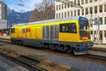 
Die RhB Gmf 4/4 23404 „Bernina“ (D4), ex Gmf 4/4 28704, am 20.02.2017 im Bahnhof Landquart. Vielseitig fürs Gebirge ist diese Universallokomotive der RhB Infrastruktur.

Die Lok wurde 2013 von Schalker Eisenhütte Maschinenfabrik GmbH in Gelsenkirchen unter der Fabriknummer 2586, als Gmf 4/4 28704 für die RhB gebaut, 2015 wurde sie in Gmf 4/4 23404 „Bernina“ (D4) umbezeichnet.

Die vierachsige dieselelektrische Lokomotive Gmf 4/4 234 ist eine besondere Entwicklung von Schalke für den Bereich „Infrastruktur“ der Rhätischen Bahn (RhB) in der Schweiz. Ihr Design erfüllt verschiedenste Grundanforderungen für besondere Gegebenheiten: So verfügt die Bahn über ein kleines Lichtraumprofil (Tunnelprofil) und eine geringe Achslast von 16 Tonnen. Als Schmalspurbahn mit Meterspur fährt sie kleine Bogenradien von bis zu 40 m und ist für hochgelegene Einsatzgebiete mit hohen Steigungen von 70 ‰ als Adhäsionsbahn besonders geeignet. Außerdem ist die Lokomotive auch unter extremen klimatischen Bedingungen zuverlässig einsatzfähig, ihr Einsatzbereich reicht von -35°C bis +40°C, auch bei feinkristallinem Schnee ist sie fahrbereit.

Die Umsetzung dieser technischen Herausforderungen wurde vereint mit der Integration einer Vielzahl spezifischer Komponenten. So verfügt die Lokomotive unter anderem über vier verschiedene Bremssysteme, eine Mehrtraktionsfähigkeit von bis zu drei Lokomotiven, zudem sind sie mit Funkfernsteuerung ausgerüstet. Die Höchstgeschwindigkeit beträgt 100 km/h, die Lokomotiven können jedoch auch bei niedrigen Dauergeschwindigkeiten mit Schneepflügen oder Gleisbauzügen eingesetzt werden. Auch die offizielle Betriebsbewilligung des Schweizer Bundesamts für Verkehr (BAV) macht sie auf dem Markt für Diesellokomotiven einzigartig.

Ihr Haupteinsatzzweck ist der Transport von schweren Bau- oder Spezialzügen auch bei abgeschaltetem Fahrdraht, der Betrieb von Schneefräsen im Winter, das Abschleppen von havarierten Zügen und das Rangieren in den Bahnmeisterbezirken.

Bei der Rhätischen Bahn fahren die Lokomotiven auf einer spektakulären Strecke, die teilweise zum UNESCO Welterbe gehört. Sie ist durch sehr enge Bogenradien und sehr anspruchsvolle Steigungen und Gefälle gekennzeichnet.

Besondere Eigenschaften der Loks sind:
- Hohe Leistungsdichte mit 1.800 kW bei geringer Achslast und kleinem Lichtraumprofil
- Konzipiert für extreme Bedingungen wie Kälte und große Steigungen
- Neu entwickeltes Drehgestell für Höchstgeschwindigkeit 100 km/h und kleine Kurvenradien von bis zu 40 m
- Integration von vier verschiedenen Bremssystemen

Die Lokomotiven wurden bei der Schalker Eisenhütte konstruiert und endmontiert, die bereits 1969 zwei Baudiensttraktoren RhB Te 2/2 Nr. 74 und 75 an die RhB geliefert hatte. Im Jahr 2015 wurden die Loks umnummeriert. Neu tragen sie folgende Nummer: Gmf 4/4 234 01 bis 234 04 (D1 bis D4).

Der Lokkasten wurde bei der FTD Fahrzeugtechnik Bahnen Dessau in Stahlleichtbauweise geschweißt mit angeklebten GFK-Fronten und Seitenwänden aus Aluminiumwabenplatten. 

Mit der Entwicklung der Drehgestelle beauftragte die Schalker Eisenhütte Maschinenfabrik GmbH das schweizerische Ingenieurbüro PROSE in Winterthur. Aufgrund der geringen Stückzahl von nur vier Lokomotiven wurde auf die Entwicklung spezieller Fahrmotoren verzichtet, zum Einsatz kommen Antriebe aus dem Asiarunner von Siemens Rail Systems. Die Aufhängung der Motoren erfolgt mittels Tatzlager-Antrieb.

Die Primärfederung erfolgt über Lemniskatenlenker, die somit robuste Konstruktion berücksichtigt die harten Einsatzbedingungen, auf radiale Einstellbarkeit wird verzichtet.

Besonders hohe Sekundärfedern mit speziellen Gummi-Kipp-Elementen tragen den anspruchsvollen Einsatzbedingungen mit sehr kleinen Kurvenradien Rechnung. Daraus resultiert ein geringer Ausdrehwiderstand auch in engen Bögen (kleinster befahrbarer Bogen: 42m). Für stabiles Fahrverhalten bei hohen Geschwindigkeiten auf der Geraden sind bei dem geringen Ausdrehwiderstand Schlingerdämpfer nötig. Von den Sekundärfedern gibt es je Drehgestell 4 Paare, wobei ein Paar aus innerer und äußerer Feder besteht. Die Zugkraft wird drehzapfenlos über Zug-/Druck-Stange an den Lokkasten übertragen. Besonders ist hierbei die doppelte Kröpfung. Nötig ist diese um trotz der großen Auslenkungen ausreichend Abstand zu anderen Bauteilen des Drehgestells zu halten.

Als Besonderheit ist die Materialwahl zu sehen: Um dem angestrebten Winterdienst Rechnung zu tragen ist ein Stahl mit hoher Duktilität bei niedrigen Temperaturen gewählt worden.

Neben dem MTU-Motor ist ein 37 Kilowatt-Hilfsdiesel mit Generator installiert. Bei stehender Lok sorgt er für die Bordstromversorgung bei abgeschaltetem Hauptdiesel sowie die Versorgung von externen elektrischen Anlagen oder Arbeitsgeräten an Baustellen.

Der Auftragswert für die vier dieselelektrische Universallokomotive Gmf 4/4 betrug rund 25 Millionen Franken.

Technische Daten der Gmf 4/4 :
Hersteller: Schalker Eisenhütte Maschinenfabrik GmbH
Hersteller Typenbezeichnung: RDE1800-D064-1000-2586/2013-CH
Anzahl: 4
Baujahr: 2013
Spurweite:  1.000 mm
Achsanordnung:  Bo’Bo’
Länge über Puffer:  16.690 mm
Drehzapfenabstand (theoretisch): 9.800 mm
Radsatzstand im Drehgestell: 2.300 mm
Breite:  2.650 mm
Höhe:  3.885 mm
Treibraddurchmesser: 1.070 mm (neu)
Motor:  V 12-Zylinder-Dieselmotor  vom Typ MTU 12V 4000 R43L (Stage III b)
Antrieb: dieselelektrisch
Antriebsstrang:  Wechselstromtechnik (AC)
Gewicht:  64 t
Leistung:  1.800 kW
Max. Geschwindigkeit: 100 km/h
Tankinhalt: 2.500 l
Max. Anfahrtszugkraft: 230 kN
Dauerzugkraft: 160 kN
Kleinster bef. Halbmesser: 40 m
Max. Anhängelast (Doppeltraktion) bei 70‰: 140 t
Max. Anhängelast (Doppeltraktion) bei 25‰:  420 t