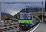 Die BLS Re 4/4 II 504 wartet in Zweisimmen mit einem RE nach Interlaken Ost auf die Abfahrt.