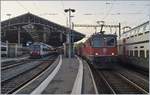 Die SBB Re 4/4 II 11172 und eine weitere Re 4/4 II warten mit dem EN Thello nach Paris in Lausanne auf die Weiterfahrt.