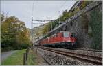 Die SBB Re 420 269-4 und eine weitere mit einem kurzen Güterzug kurz nach der Haltestelle Veytaux Chillon auf der Fahrt in Richtung Wallis.