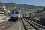 Die SBB Re 4/4 II 11256 (Re 420 256-0) erreicht mit einem Güterzug den Bahnhof von Cully.