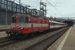 SBB 11109 zieht der EC nach Singen und Stuttgart aus Z�rich HB am 19 Mai 2023..